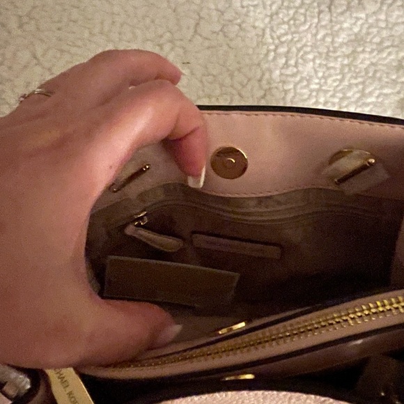 SM Michael Kors Teagen leather messenger bag *SOLD* - Picture 7 of 13